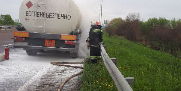На Рівненщині  загорілась цистерна з бензином